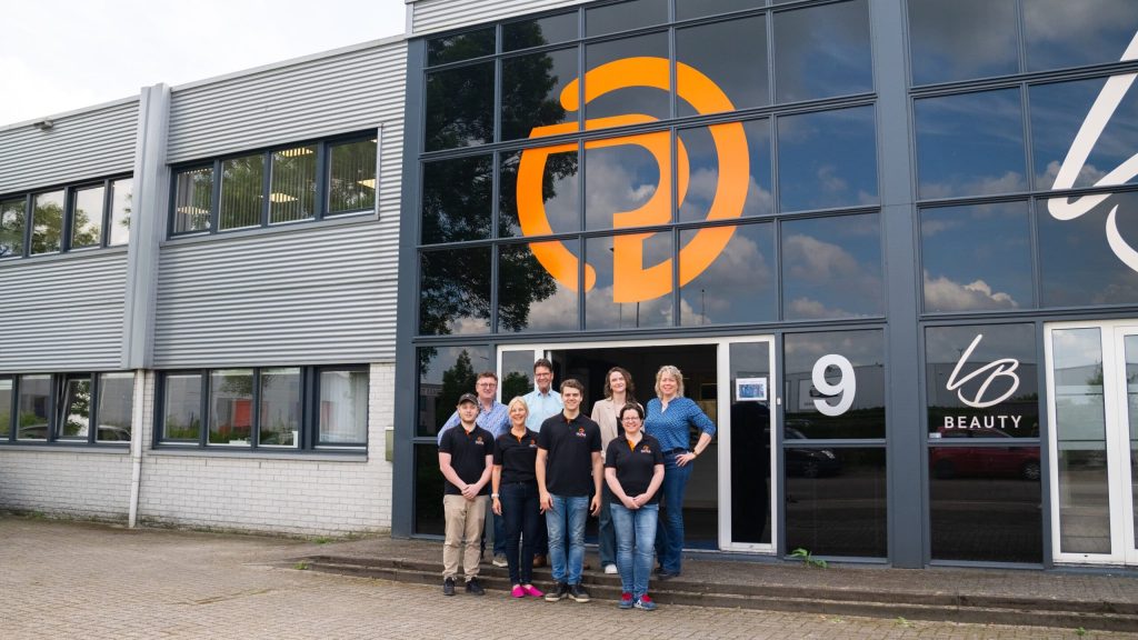 Het team van Olmia voor het bedrijfspand in Tiel