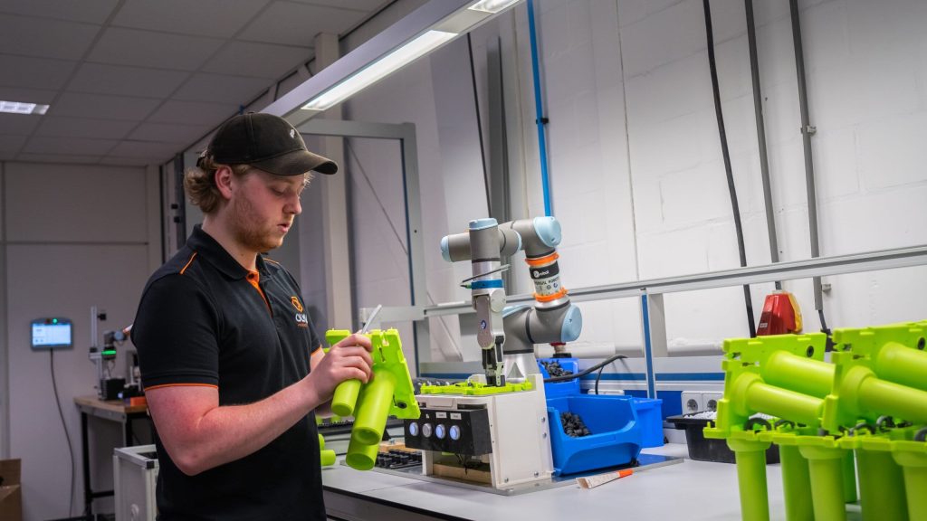 Olmia-technicus assembleert onderdelen aan de werkbank